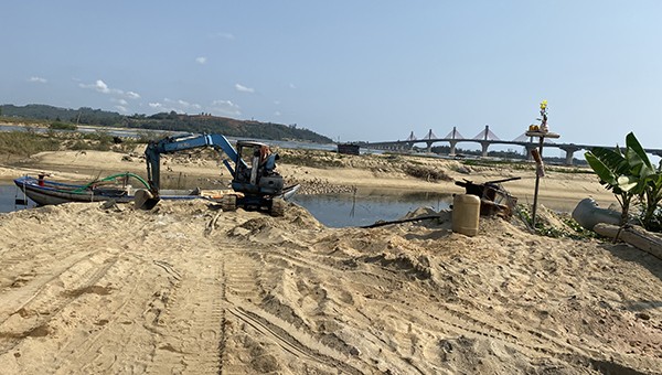  Trên sông Trà Khúc vẫn diễn ra tình trạng khai thác cát trái phép.