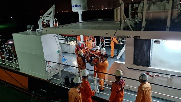 Tàu SAR 412 vượt biển xuyên đêm để cứu 2 ngư dân bị tai nạn lao động.