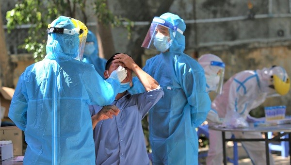 Nhân viên y tế ở Đà Nẵng lấy mẫu xét nghiệm Covid-19.