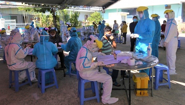 Nhân viên y tế ở Đà Nẵng lấy mẫu xét nghiệm Covid-19.