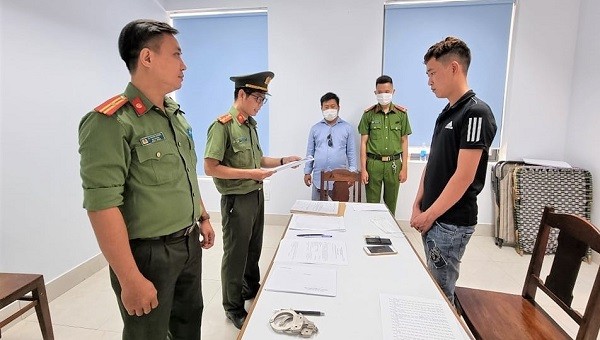 Công an Đà Nẵng đọc lệnh bắt các đối tượng tổ chức cho người Trung Quốc nhập cảnh trái phép.