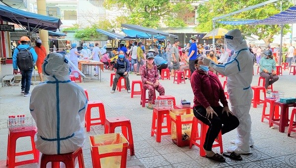 Nhân viên y tế ở Đà Nẵng lấy mẫu xét nghiệm Covid-19 cho tiểu thương tại 1 khu chợ có ca mắc Covid-19 đến mua sắm