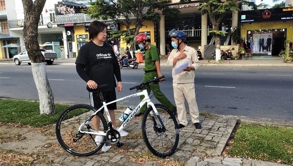 Lực lượng chức năng xử phạt 1 người không đeo khẩu trang tại Đà Nẵng.