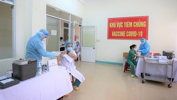 Tiêm vắc-xin Covid-19 cho y, bác sĩ tại Đà Nẵng.