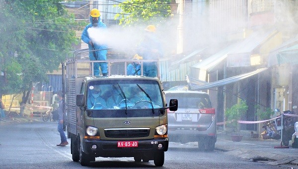 Bộ đội hóa học phun thuốc tại những nơi có yếu tố dịch tễ ở Đà Nẵng.