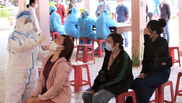 Nhân viên y tế lấy mẫu xét nghiệm COVID-19 ở Đà Nẵng.