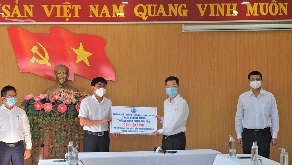 Bí thư Thành ủy Đà Nẵng Nguyễn Văn Quảng thưởng nóng cho 2 đơn vị làm tốt công tác phòng, chống dịch COVID-19.