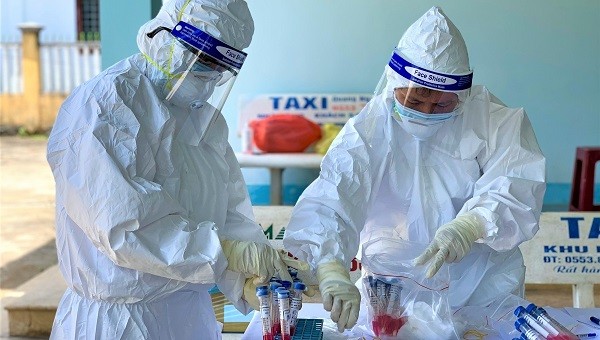Nhân viên y tế ở Quảng Ngãi lấy mẫu xét nghiệm Covid-19.