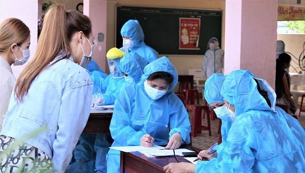 Người dân ở Đà Nẵng khai báo y tế trước khi lấy mẫu xét nghiệm Covid-19.