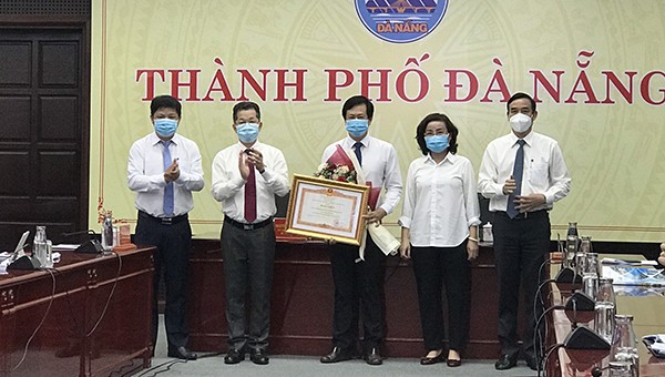 Thừa ủy quyền của Thủ tướng Chính phủ, Chủ tịch TP Đà Nẵng trao Bằng khen cho CDC Đà Nẵng