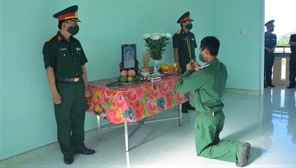 Chiến sĩ Nguyễn Huy Hoàng thắp hương bái vọng hương hồn mẹ.