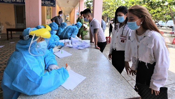 Người dân Đà Nẵng khai báo y tế trước khi lấy mẫu xét nghiệm Covid-19.