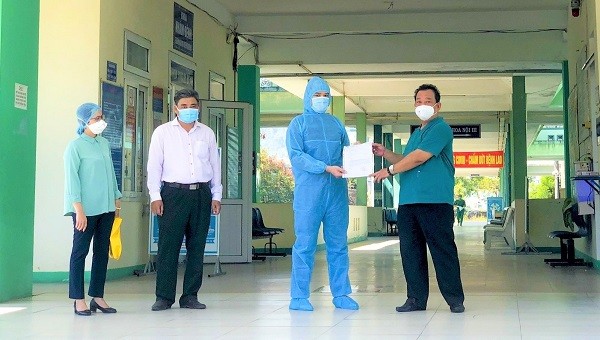 Bác sĩ Lê Thành Phúc - Giám đốc Bệnh viện Phổi Đà Nẵng trao giấy ra viện cho bệnh nhân 2982.