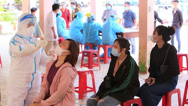 Lấy mẫu xét nghiệm COVID-19 tại Đà Nẵng.