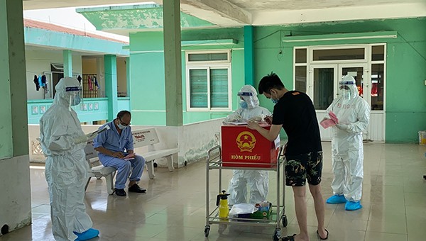 Những bệnh nhân điều trị COVID-19 tại Bệnh viện Phổ Đà Nẵng tham gia bỏ phiếu bầu cử.