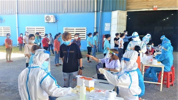 Lấy mẫu xét nghiệm cho hơn 50.000 công nhân ở Đà Nẵng.