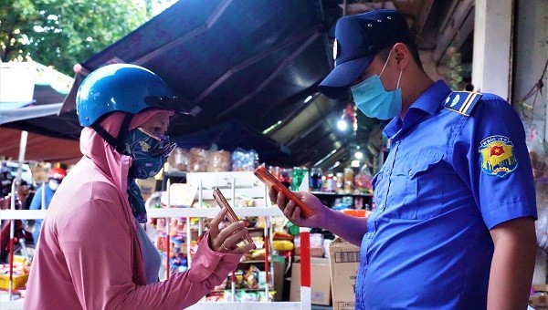 Người dân Đà Nẵng hào hứng lần đầu trải nghiệm đi chợ bằng thẻ ứng dụng công nghệ QR Code.
