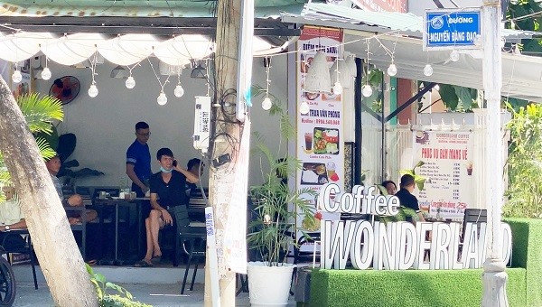 Quán cà phê ngang nhiên phục vụ khách tại chỗ, bất chấp lệnh cấm của UBND TP Đà Nẵng.
