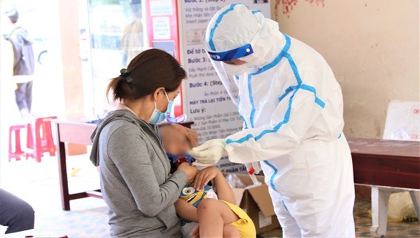 Nhân viên y tế Đà Nẵng lấy mẫu xét nghiệm COVID-19 cho trẻ em.