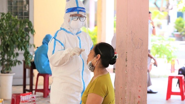 Nhân viên y tế lấy mẫu xét nghiệm Covid-19 ở Đà Nẵng.