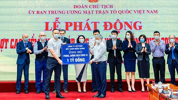 Đại diện Đất Xanh Miền Trung ủng hộ 1 tỷ đồng đợt 1 mua vaccine theo phát động của UBMTTQ Việt Nam