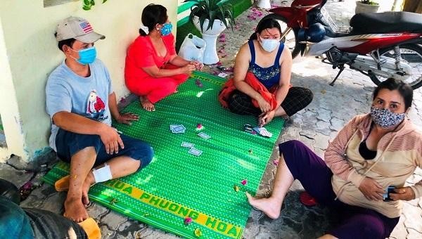 Các đối tượng vừa bị bắt quả tang hành vi đánh bạc giữa dịch COVID-19 ở Đà Nẵng.