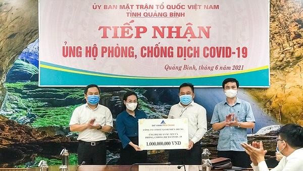 Đất Xanh Miền Trung trực tiếp ủng hộ Ủy ban Mặt trận Tổ quốc Việt Nam tỉnh Quảng Bình 1 tỷ đồng trong đợt phát động đóng góp quỹ mua vaccine.