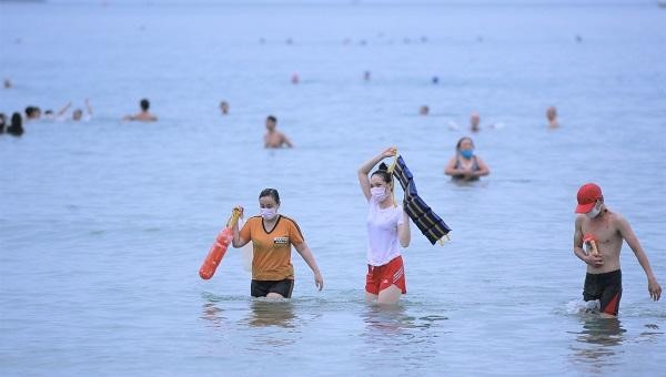 Người dân Đà Nẵng vui mừng tắm biển sau thời gian dài bị cấm.