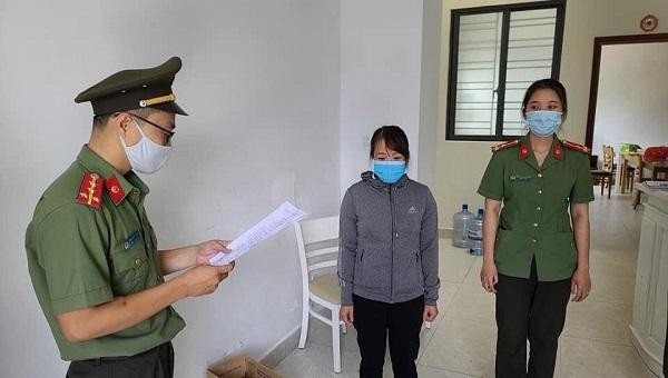 Cơ quan điều tra tống đạt quyết định khởi tố, bắt tạm giam Nguyễn Thị Kim Anh.