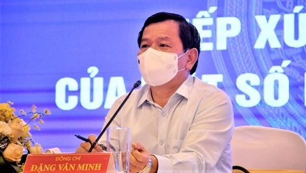 Chủ tịch UBND tỉnh Quảng Ngãi Đặng Văn Minh lắng nghe nguyện vọng của bà con nhân dân xã Bình Thuận.