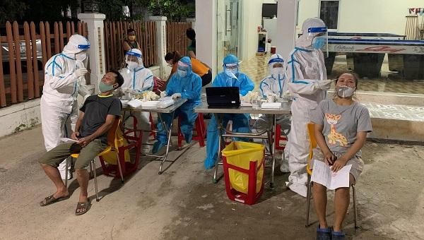Nhân viên y tế lấy mẫu xét nghiệm COVID-19 cho người dân ở Đà Nẵng.