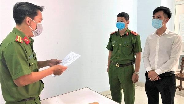 Công an đọc lệnh khởi tố bị can Nguyễn Quang Trọng.