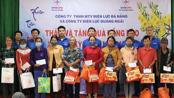 Đoàn Thanh niên PC Quảng Ngãi phối hợp cùng Đoàn Thanh niên Công ty TNHH MTV Điện lực Đà Nẵng trao quà cho bà con ở Tịnh Kỳ.