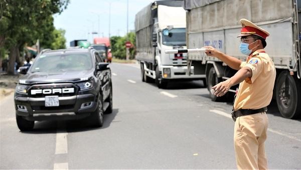 Lực lượng vũ trang TP Đà Nẵng "phơi mình" trong nắng chống dịch.