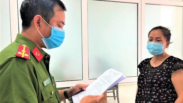 Công an đọc lệnh khởi tố bị can đối với Phạm Thị Hiền.