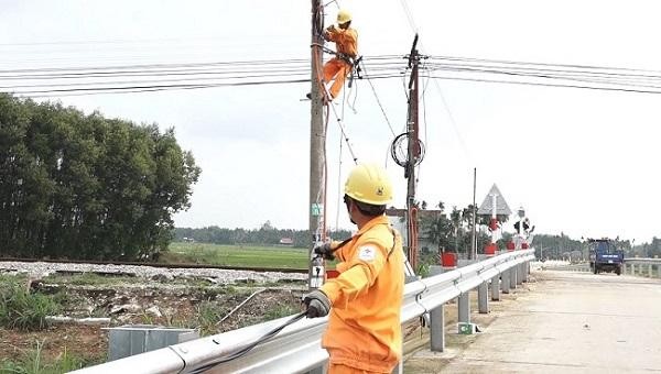 Thi công đường dây lưới điện tại huyện Minh Long, Nghĩa Hành, Quảng Ngãi.
