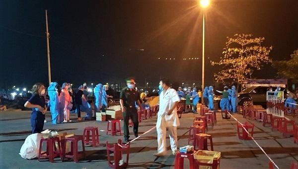Nhân viên y tế xuyên đêm lấy mẫu xét nghiệm hơn 1.000 người tại cảng cá Thọ Quang.