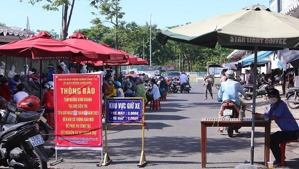 Hiện, chợ Siêu thị Nguyễn Kim nơi ca nhiễm SARS-CoV-2 từng đến mua sắm đã tạm đóng cửa.
