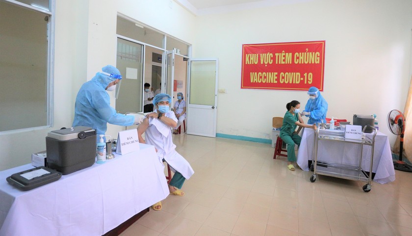 Tiêm vắc xin COVID-19 cho lực lượng tuyến đầu ở Đà Nẵng.
