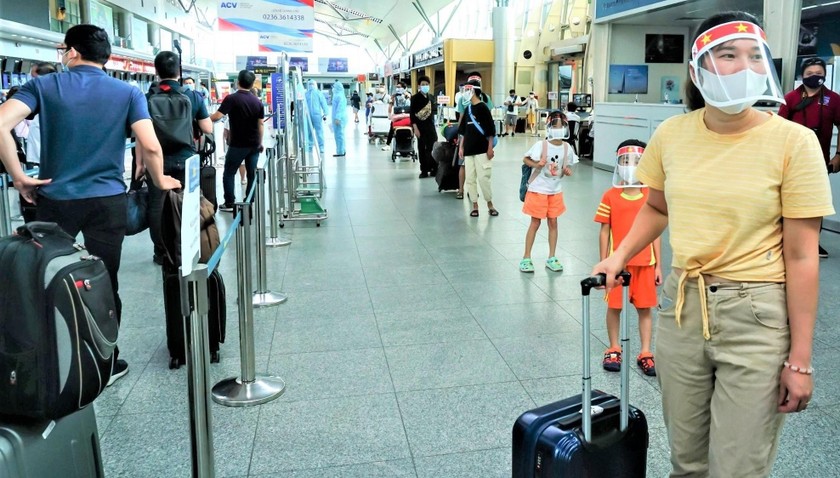 Hành khách xếp hàng giãn cách chờ làm thủ tục tại Sân bay Đà Nẵng.