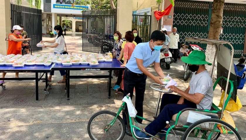 Người khó khăn trong dịch COVID-19 ở Đà Nẵng được giúp đỡ.