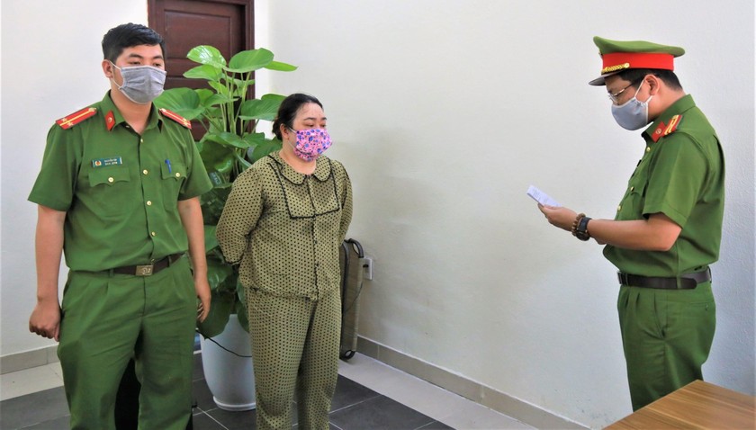 Cơ quan CSĐT đọc lệnh khởi tố, bắt tạm giam Lê Uyên Thảo.
