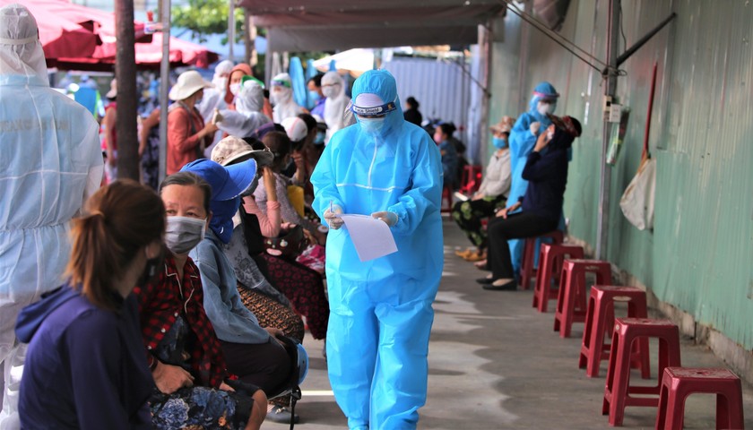 Nhân viên y tế truy vết, lấy mẫu xét nghiệm COVID-19 ở Đà Nẵng.