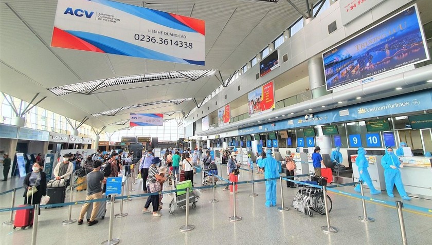 Tại sân bay Đà Nẵng, kiểm dịch viên y tế và các lực lượng chức năng yêu cầu cách ly tập trung, nhưng anh D không đồng ý, không hợp tác.