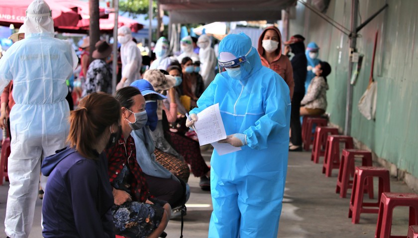 Nhân viên y tế ở Đà Nẵng truy vết, lấy mẫu xét nghiệm COVID-19.