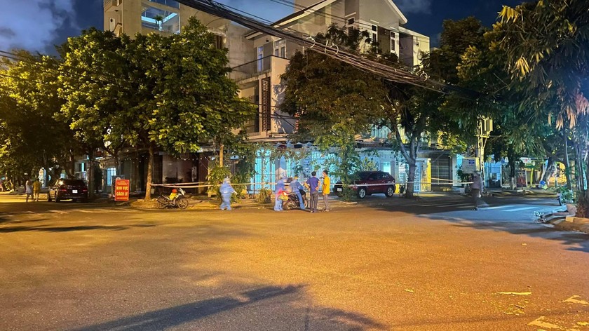 Lực lượng chức năng lấy mẫu xét nghiệm cho người dân sống gần quán cafe tại 75 Trịnh Công Sơn, nơi liên quan đến ca COVID-19 mới.