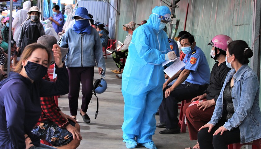 Nhân viên y tế lấy mẫu xét nghiệm Covid-19 cho người dân Đà Nẵng.