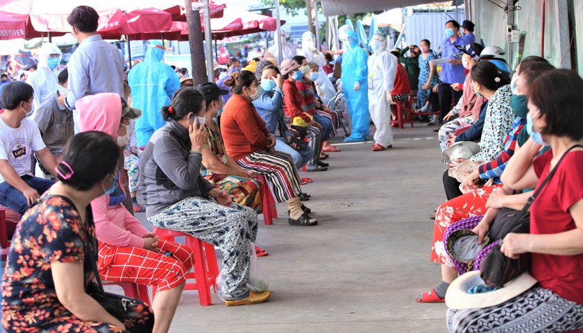 Người dân xếp hàng chờ lấy mẫu xét nghiệm COVID-19 ở Đà Nẵng.