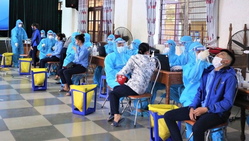 Lấy mẫu xét nghiệm Covid-19 cho công nhân tại KCN Hòa Khánh.