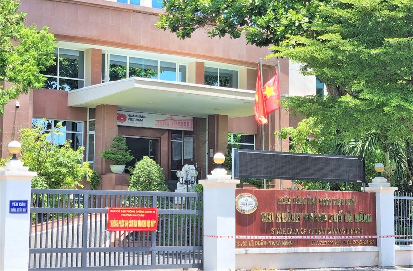 Thiết lập khu cách ly y tế trụ sở Ngân hàng Nhà nước chi nhánh Đà Nẵng vì 1 nhân viên mắc COVID-19.